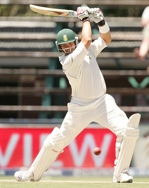 JOHANNESBURG, SOUTH AFRICA - NOVEMBER 10: Jacques Kallis of South Africa in action during day three of the 1st test match between South Africa and New Zealand held at the Wanderers Stadium on November 10, 2007 in Johannesburg, South Africa. (Photo by Lee Warren/Gallo Images/Getty Images)